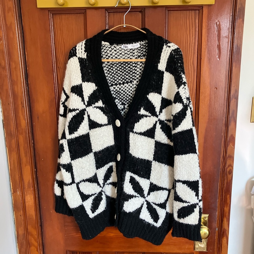Zara Black and White Geometric V-Neck Button Cardigan - Picture 2 of 4